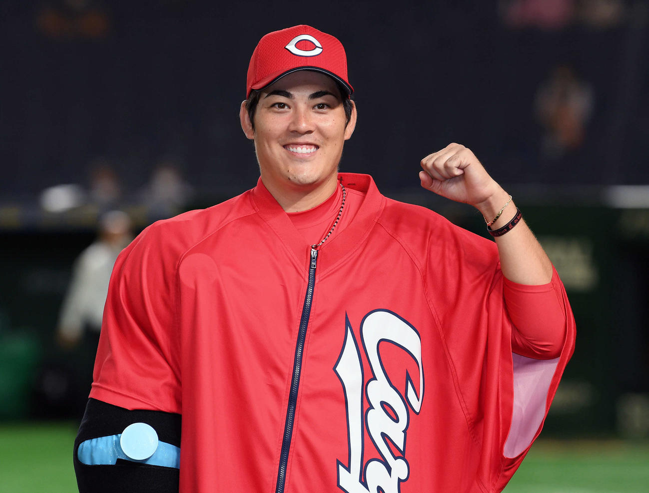 巨人対広島　ヒーローインタビューを終え笑顔でポーズを決める広島九里（撮影・滝沢徹郎）