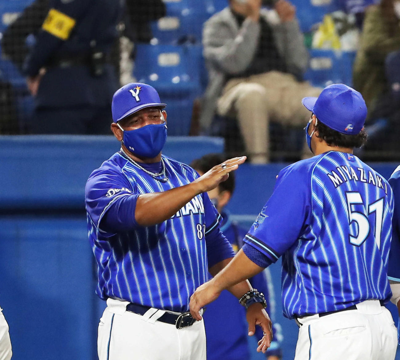 ヤクルト対DeNA　ヤクルトに勝利し、選手を迎えハイタッチするラミレス監督と宮崎（右）（撮影・河田真司）