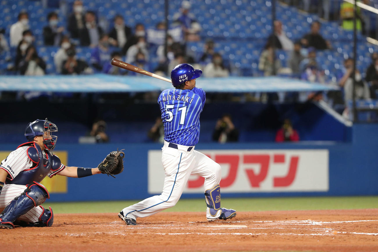 ヤクルト対DeNA　7回表DeNA2死、一、三塁左越え3点本塁打を放つ宮崎（撮影・河田真司）