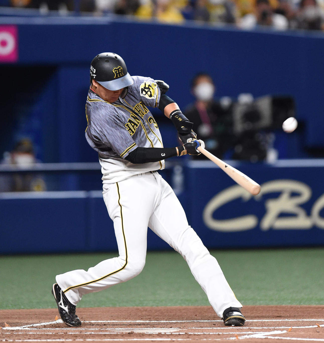 中日対阪神　1回表阪神2死三塁、大山は左越え先制2点本塁打を放つ（撮影・森本幸一）