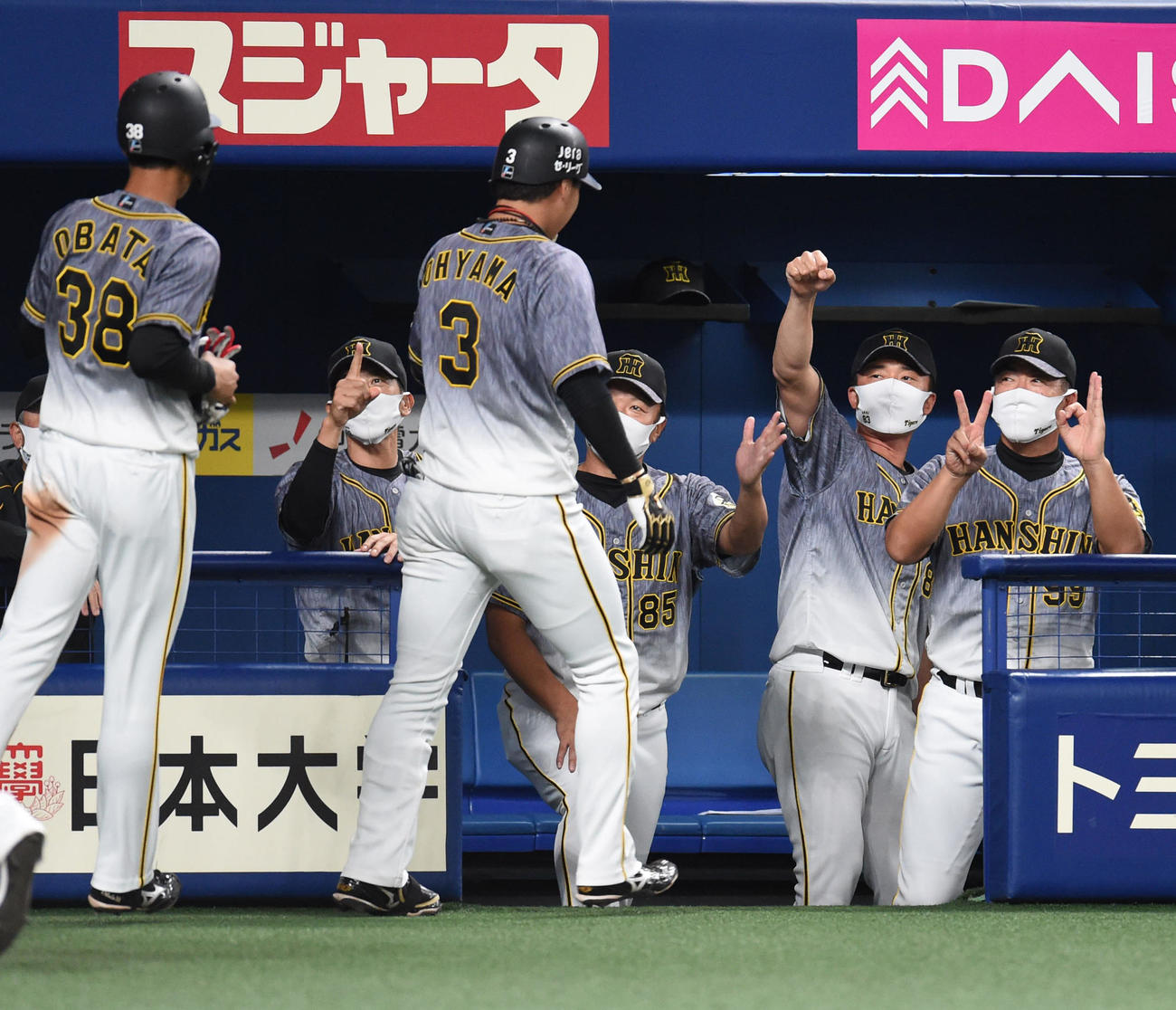 プロ野球中日対阪神　1回表阪神2死三塁、左越え2点本塁打を放った大山悠輔を迎える矢野燿大監督（左から2人目）（撮影・森本幸一）