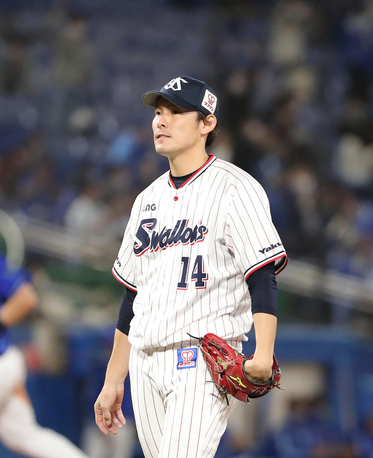 ヤクルト対DeNA　6回表DeNA無死二塁、佐野に勝ち越しの中越え2点本塁打を許す高梨（撮影・河田真司）