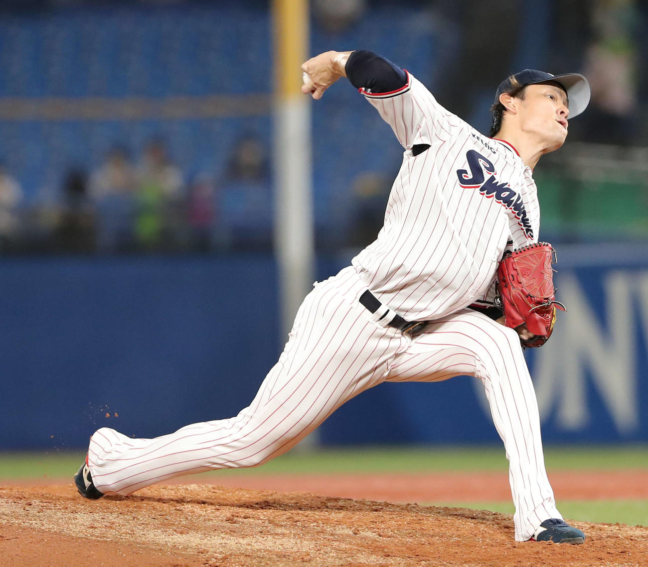 ヤクルト対DeNA　4回表DeNA無死、力投する高梨（撮影・河田真司）