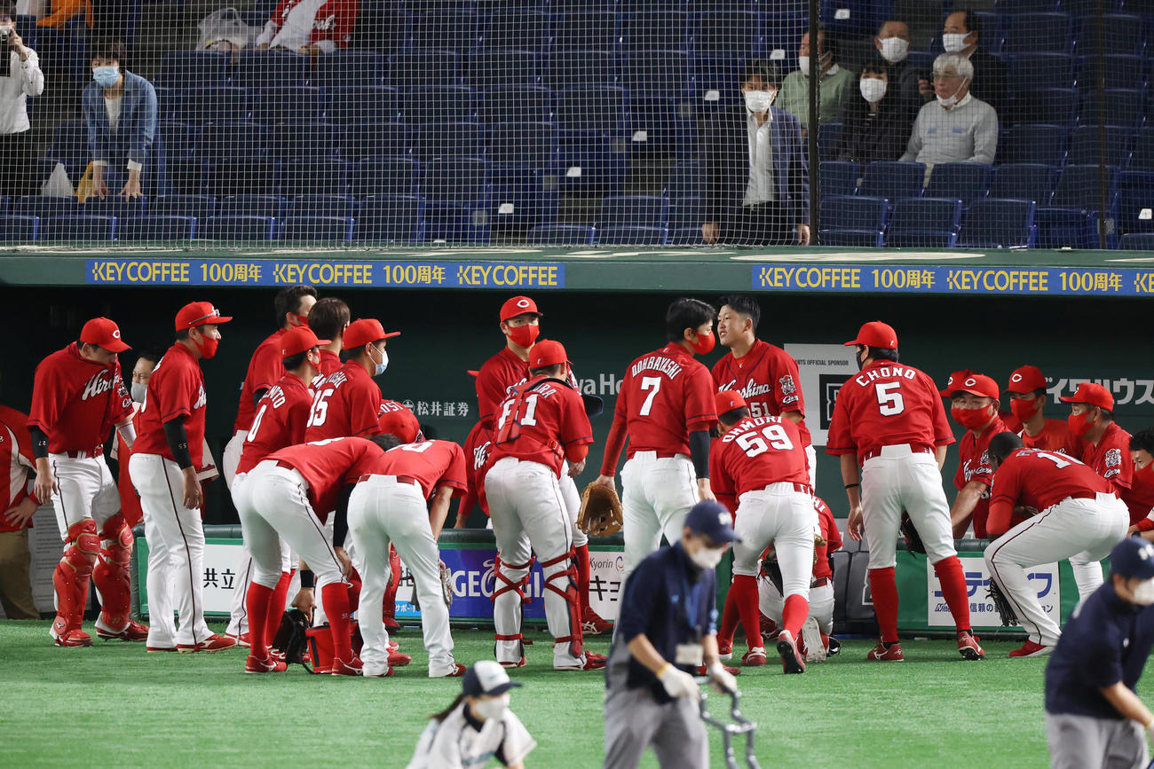 巨人対広島　試合前、小園のかけ声で円陣を組む広島の選手たち（撮影・垰建太）