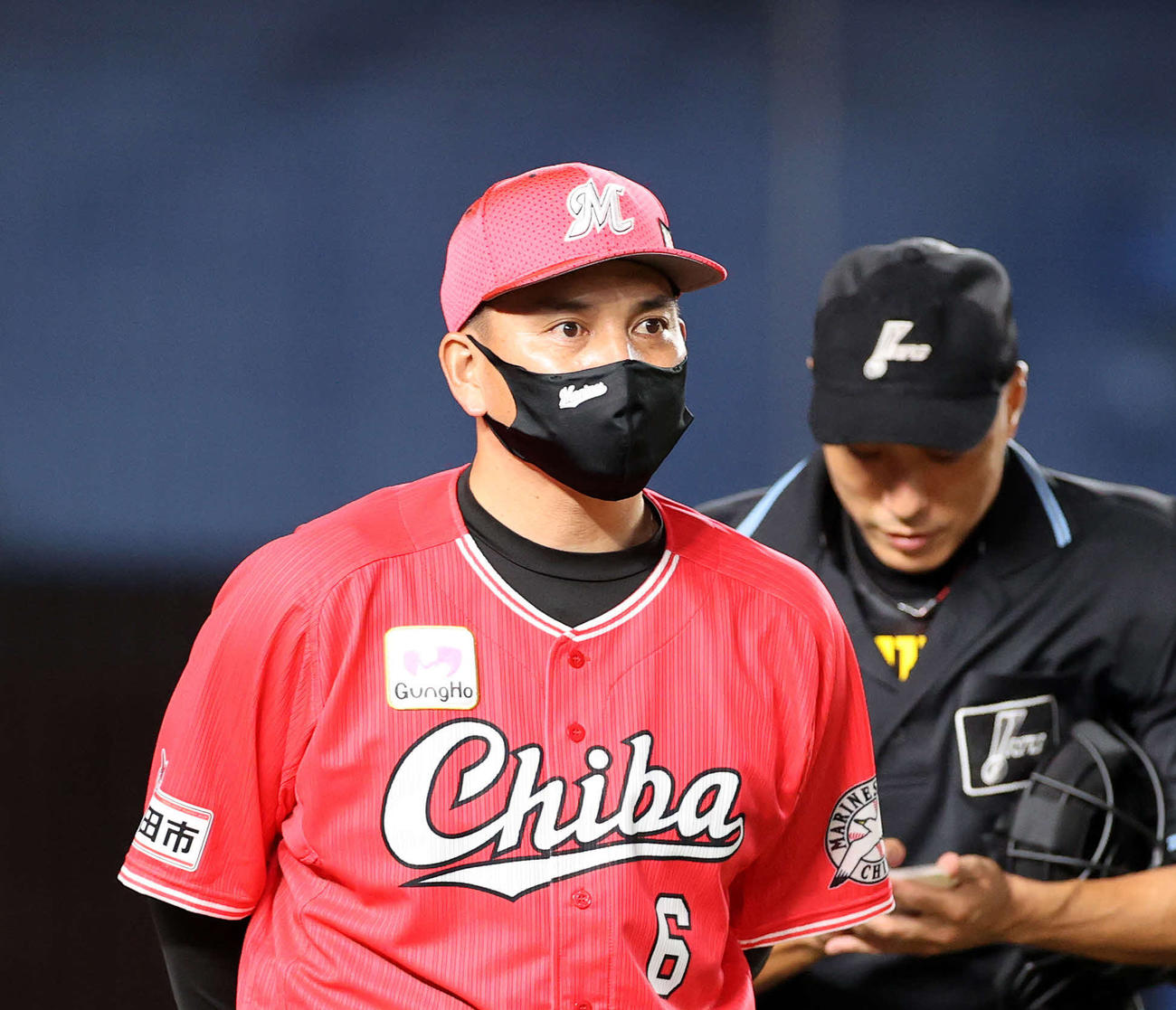 ロッテ対楽天　9回表、投手交代を告げるロッテ井口監督（撮影・鈴木正人）