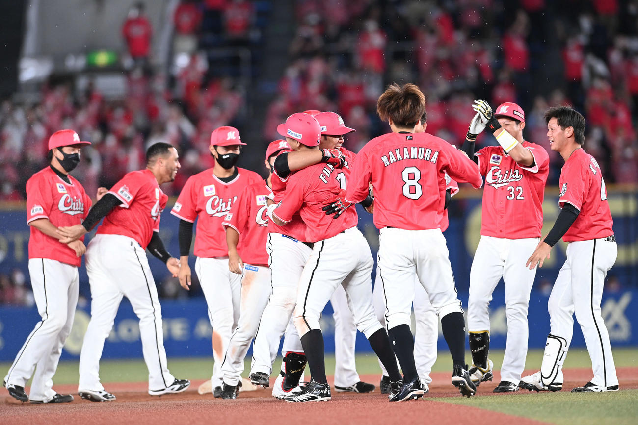 ロッテ対楽天　9回裏ロッテ1死一塁、サヨナラ適時二塁打を放った井上（中央）は福田秀とハグ（撮影・山崎安昭）