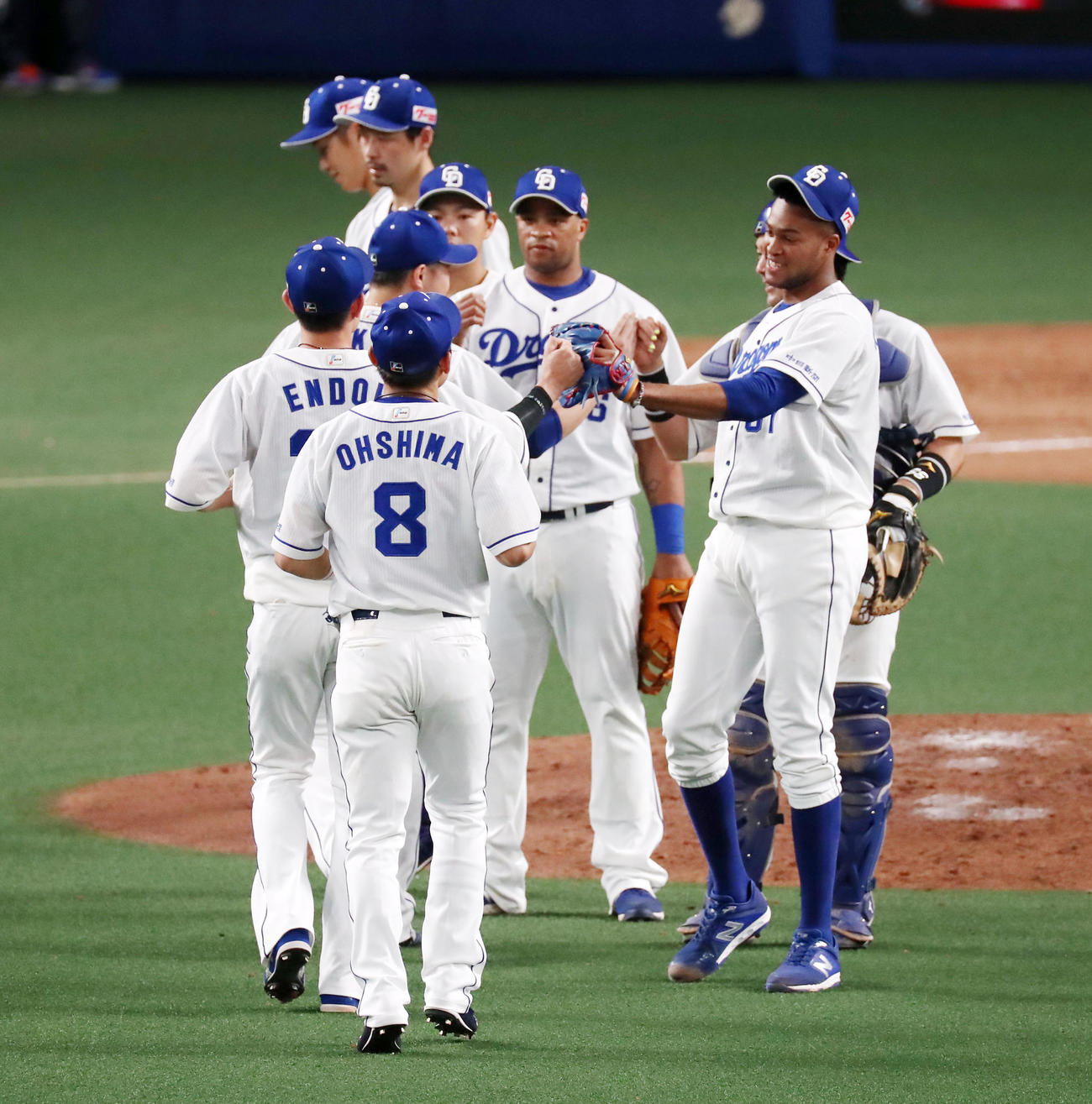 中日対阪神　9回に登板し無失点ピッチングで締めたマルティネスはナインと笑顔でエアタッチする（撮影・加藤哉）