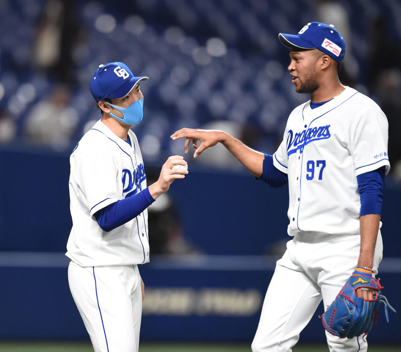 中日対阪神　試合終了、ライデル・マルティネス（右）から勝利球を受け取る勝野昌慶（左）（撮影・森本幸一）