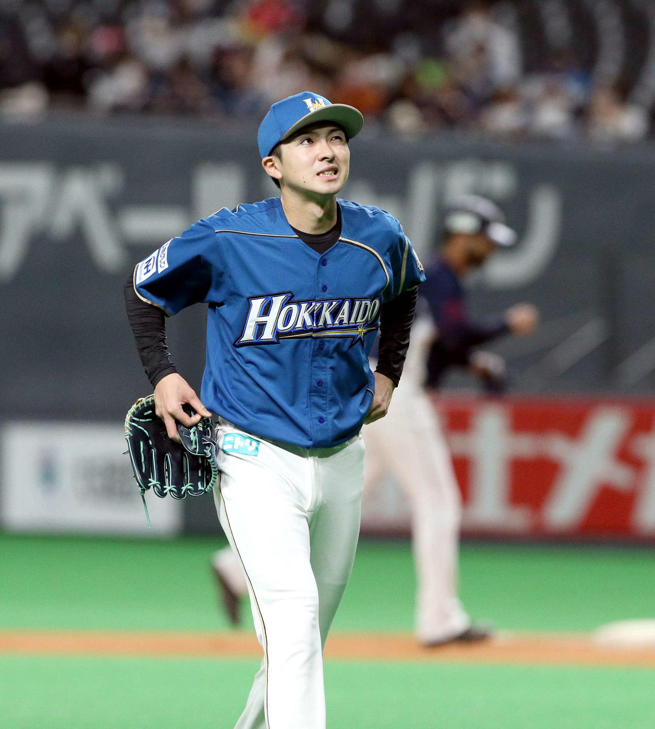 日本ハム対西武　先制点を許し顔をしかめながらベンチに戻る日本ハム上沢（撮影・佐藤翔太）