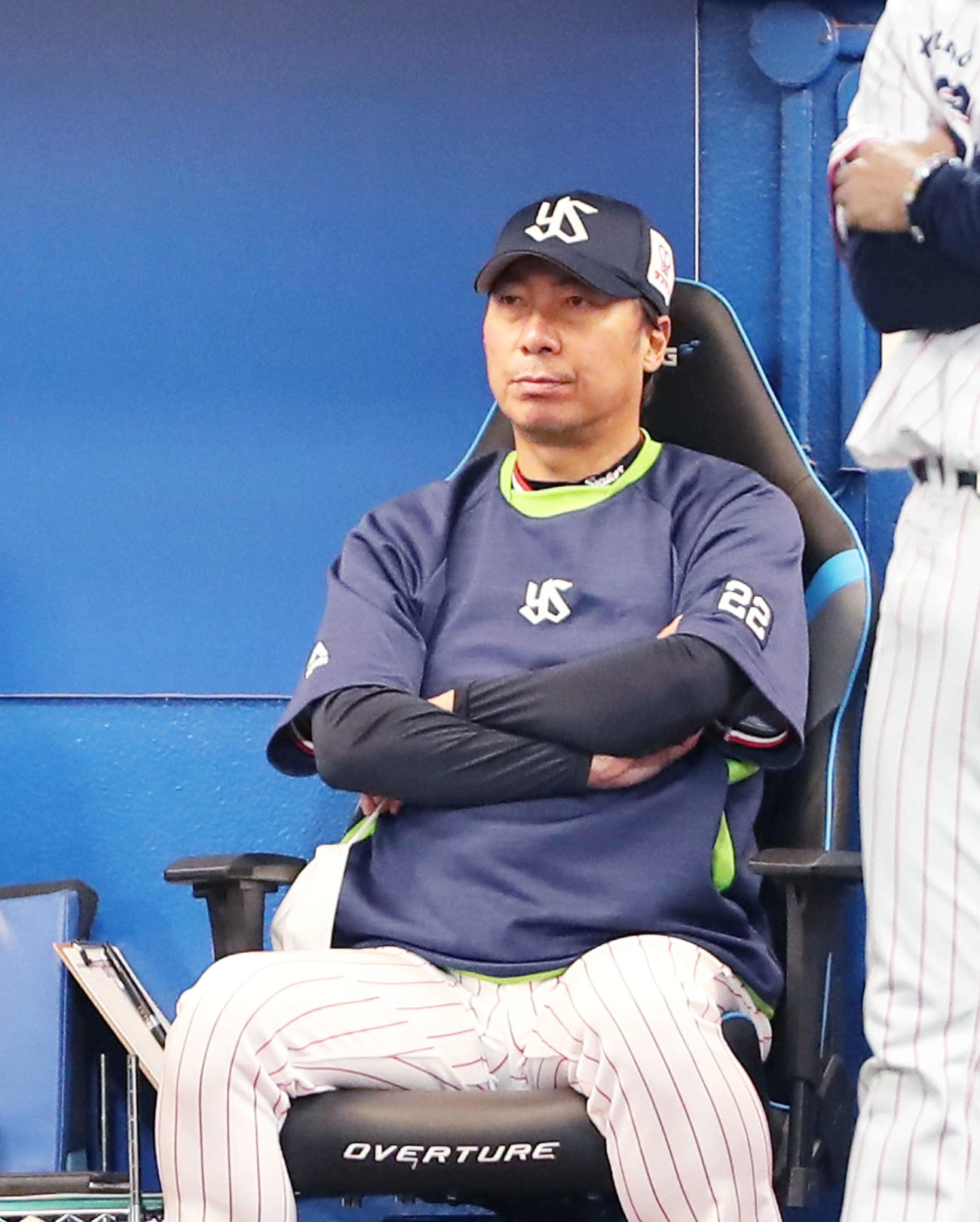 ヤクルト対DeNA　6回表DeNA無死、二、三塁、マウンドを見つめる高津監督（撮影・河田真司）