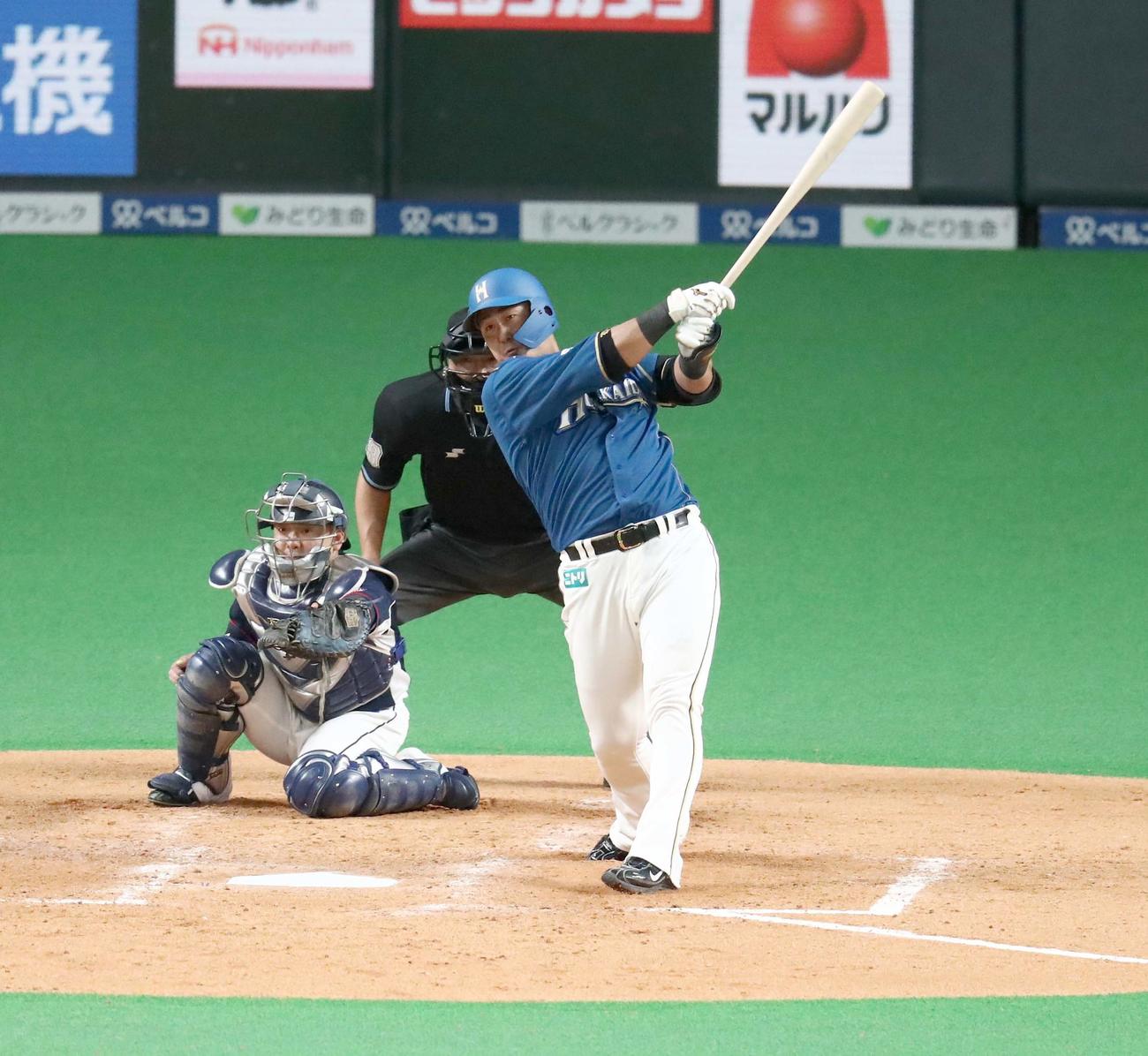 日本ハム対西武　4回裏日本ハム2死二塁、右中間に適時二塁打を放つ中田（撮影・黒川智章）