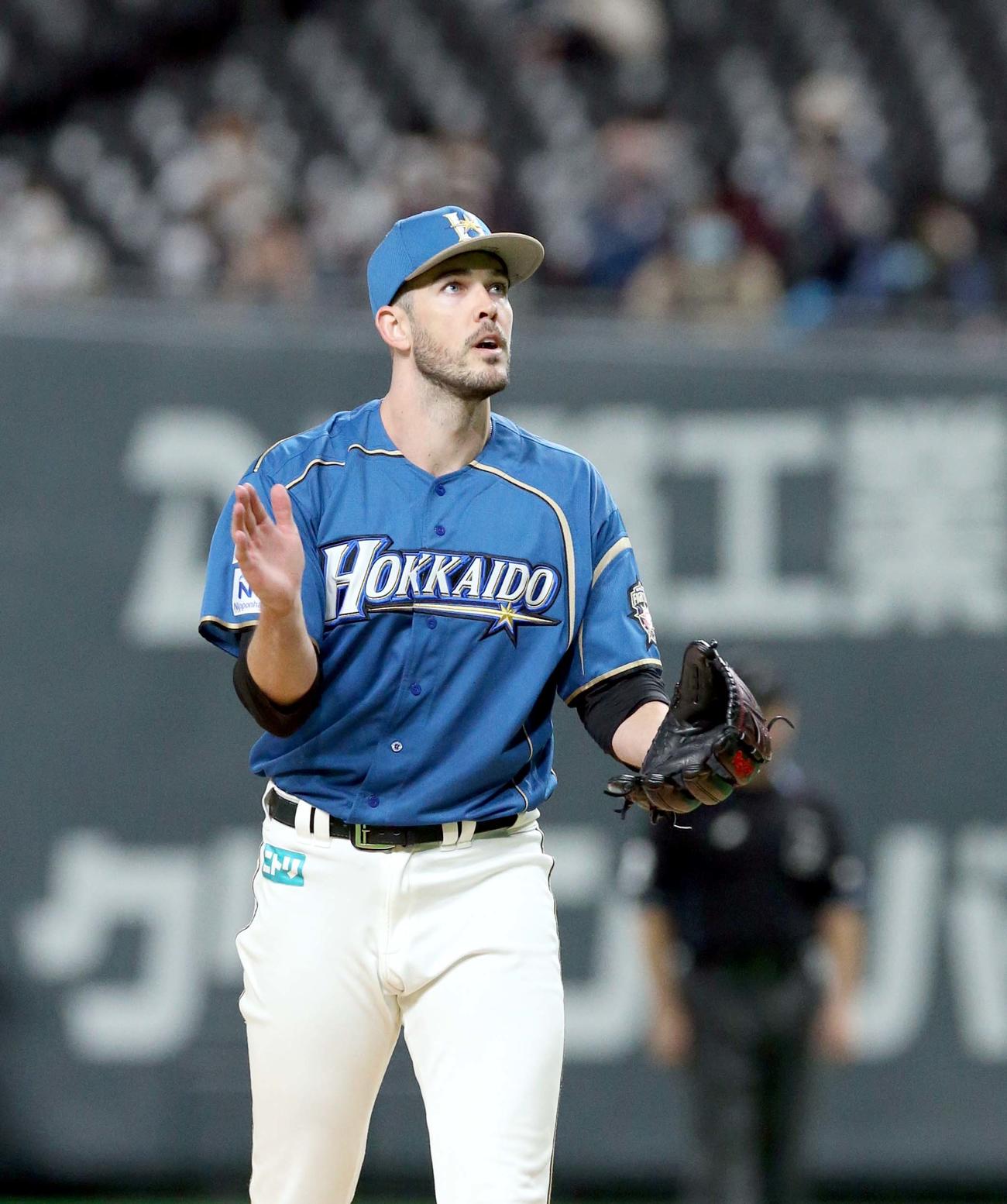 日本ハム対西武　8回表を無失点に抑えグラブをたたきながらベンチに戻る日本ハム・バーヘイゲン（撮影・佐藤翔太）
