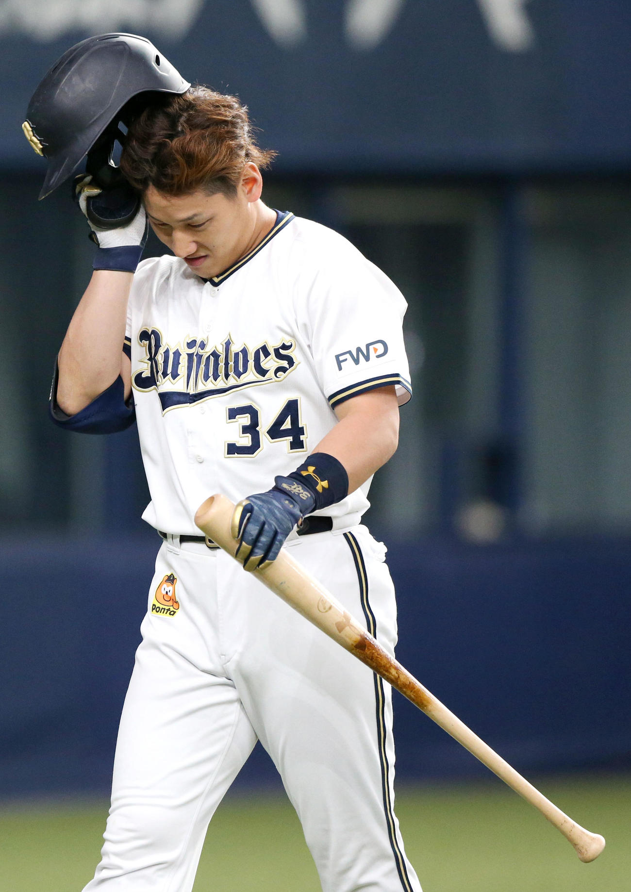 オリックス対ソフトバンク　9回裏オリックス1死、吉田正は空振り三振に終わり険しい顔をみせる（撮影・上山淳一）