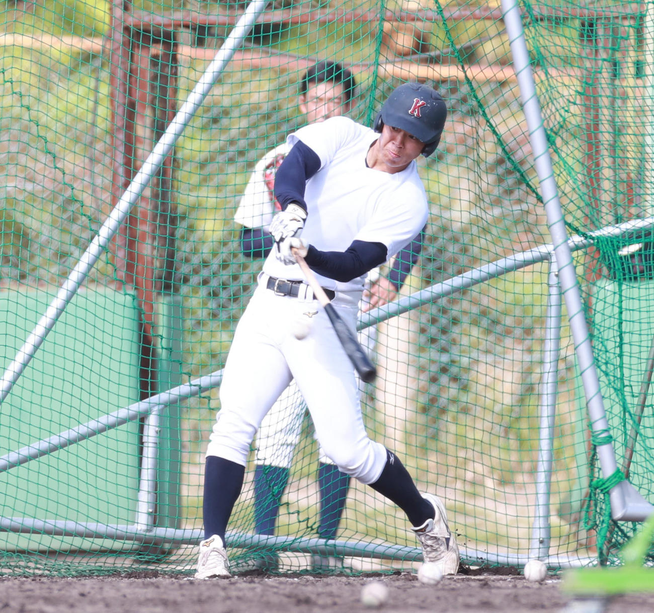打撃練習を行う近大・佐藤輝明（撮影・清水貴仁）