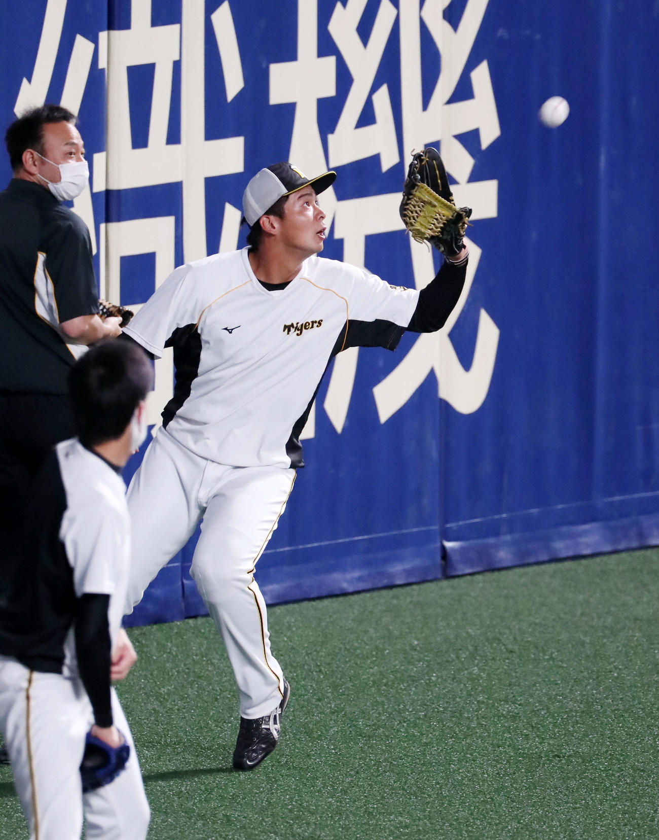 中日対阪神　右翼守備位置でノックを受ける井上（撮影・加藤哉）
