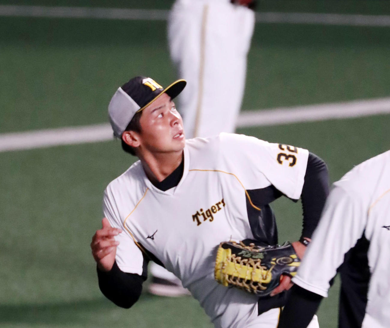 中日対阪神　右翼守備位置でノックを受ける井上（撮影・加藤哉）