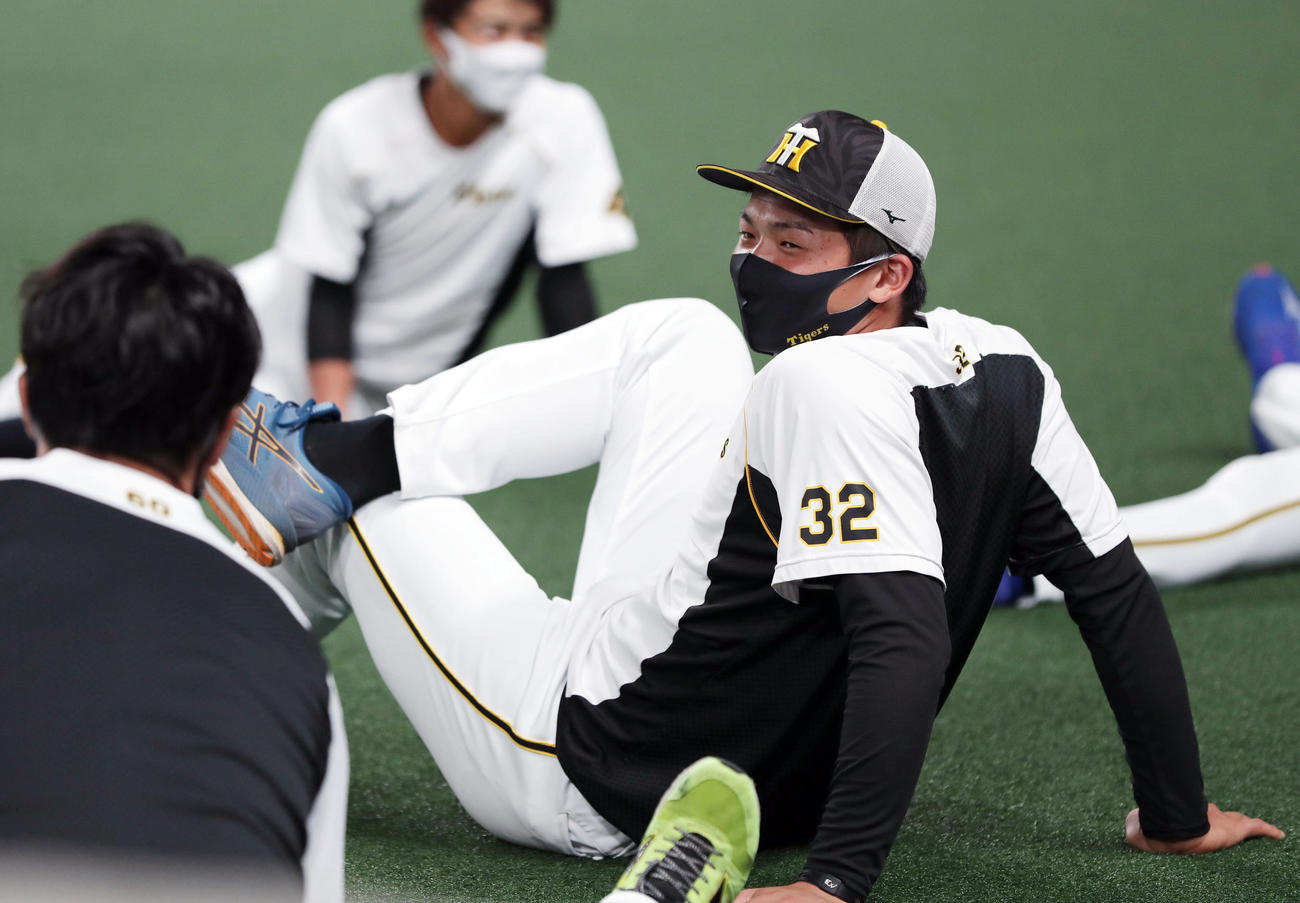中日対阪神　1軍に初合流した阪神井上（撮影・前田充）