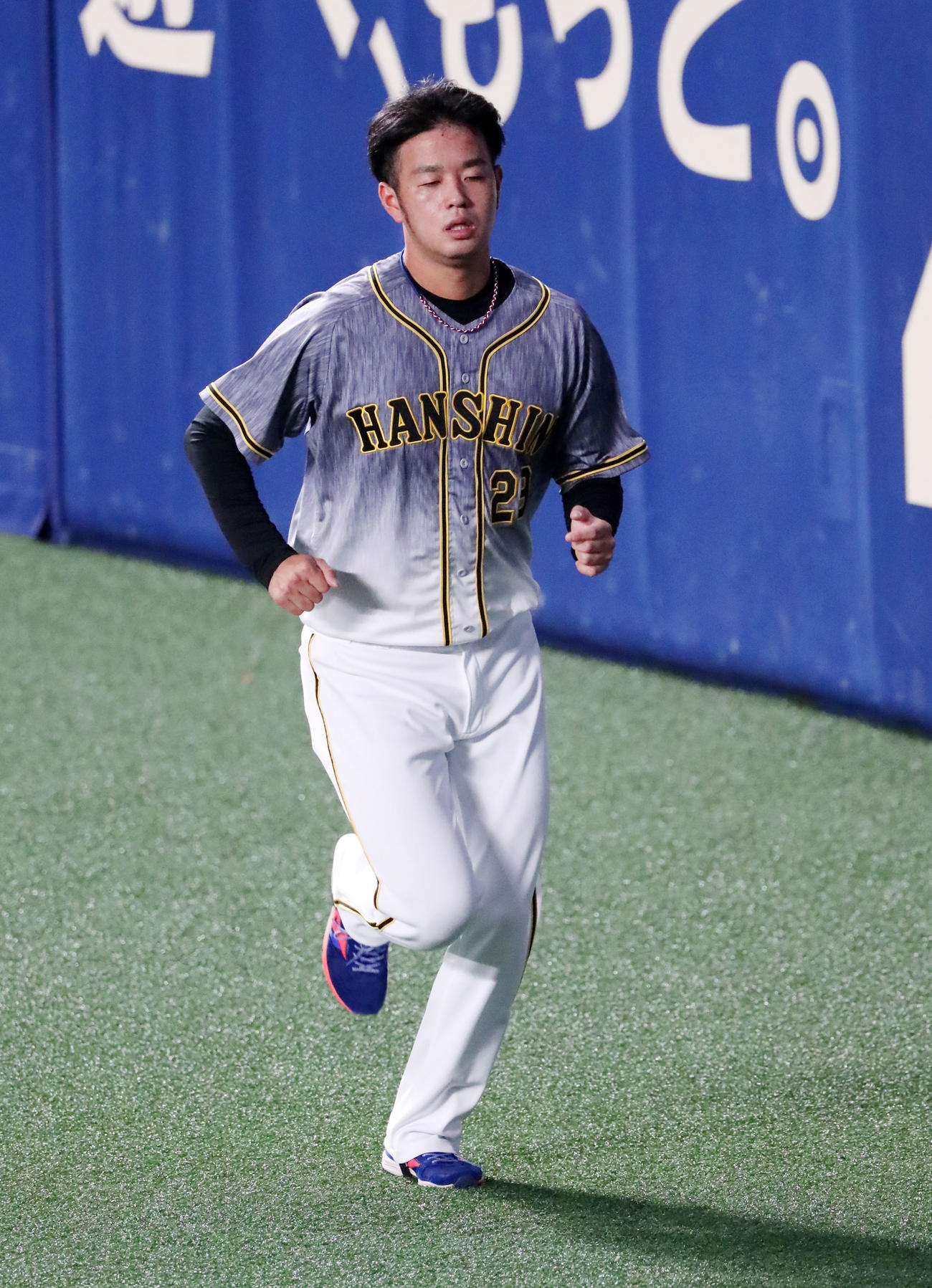 中日対阪神　前日の先発から一夜明け外野をランニングする高橋（撮影・加藤哉）
