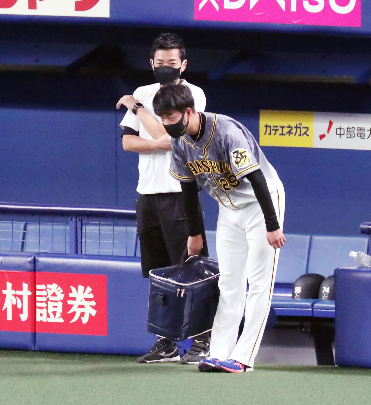 中日対阪神　練習を終え一礼して引き揚げる高橋（撮影・加藤哉）