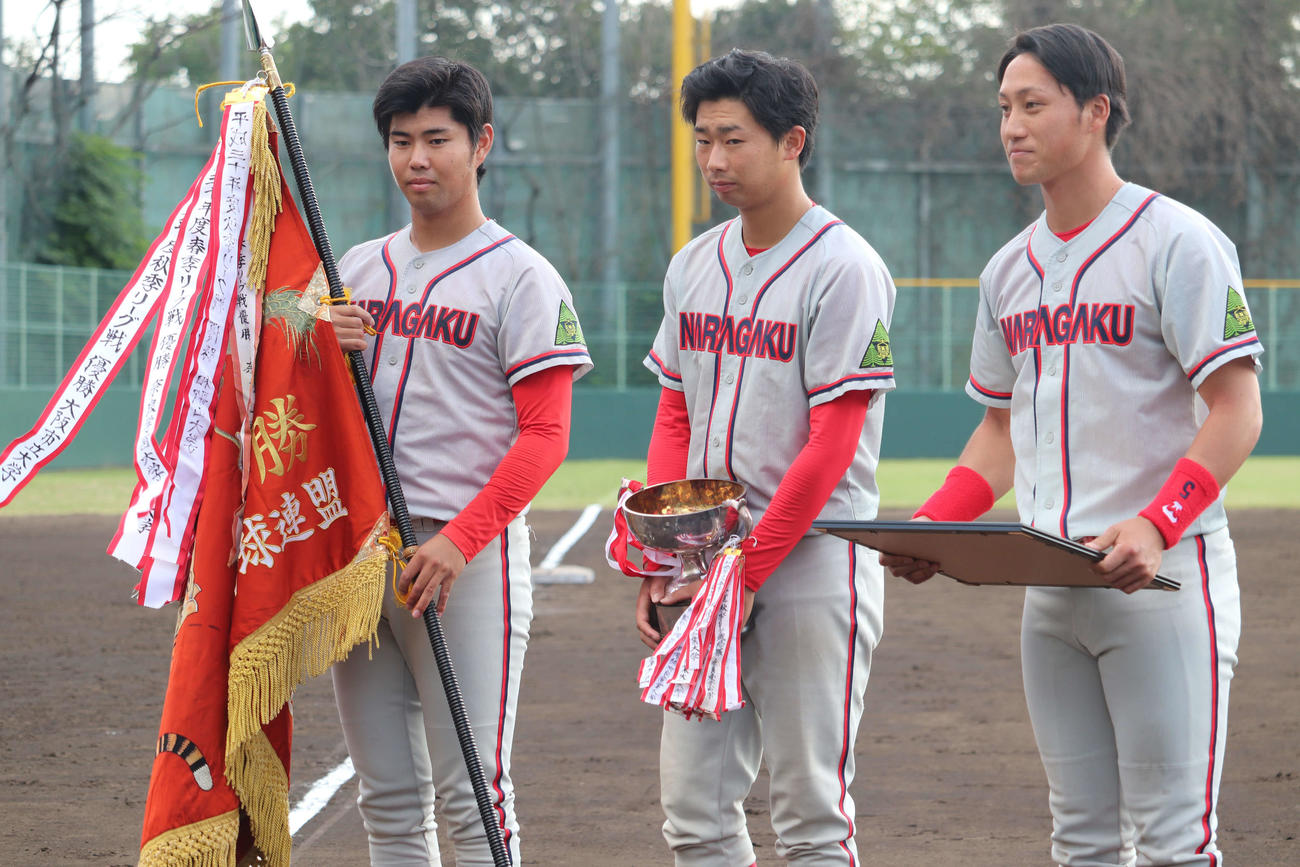 優勝旗を手にした奈良学園大ナイン（撮影・望月千草）