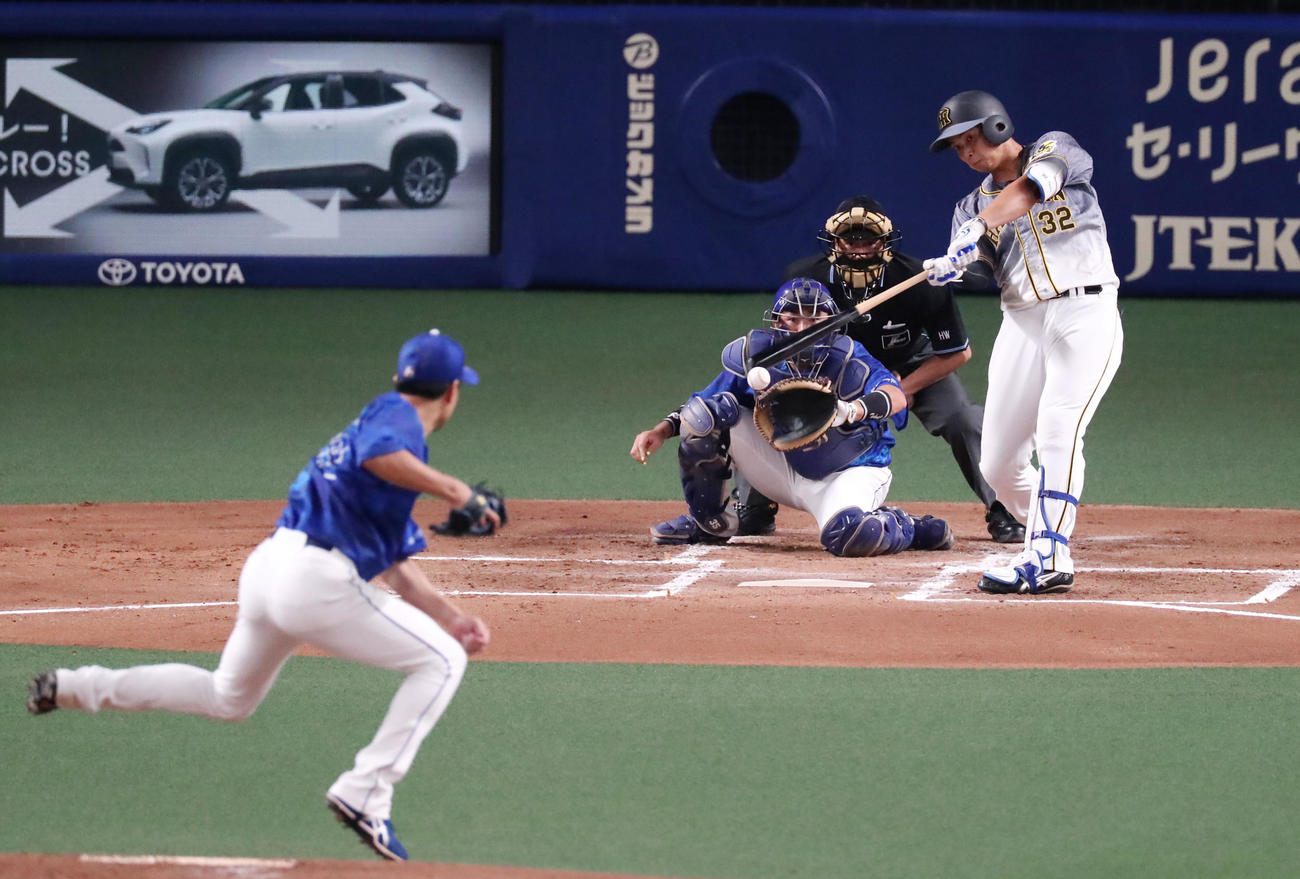 中日対阪神　2回表阪神2死一塁、井上は空振り三振（撮影・加藤哉）