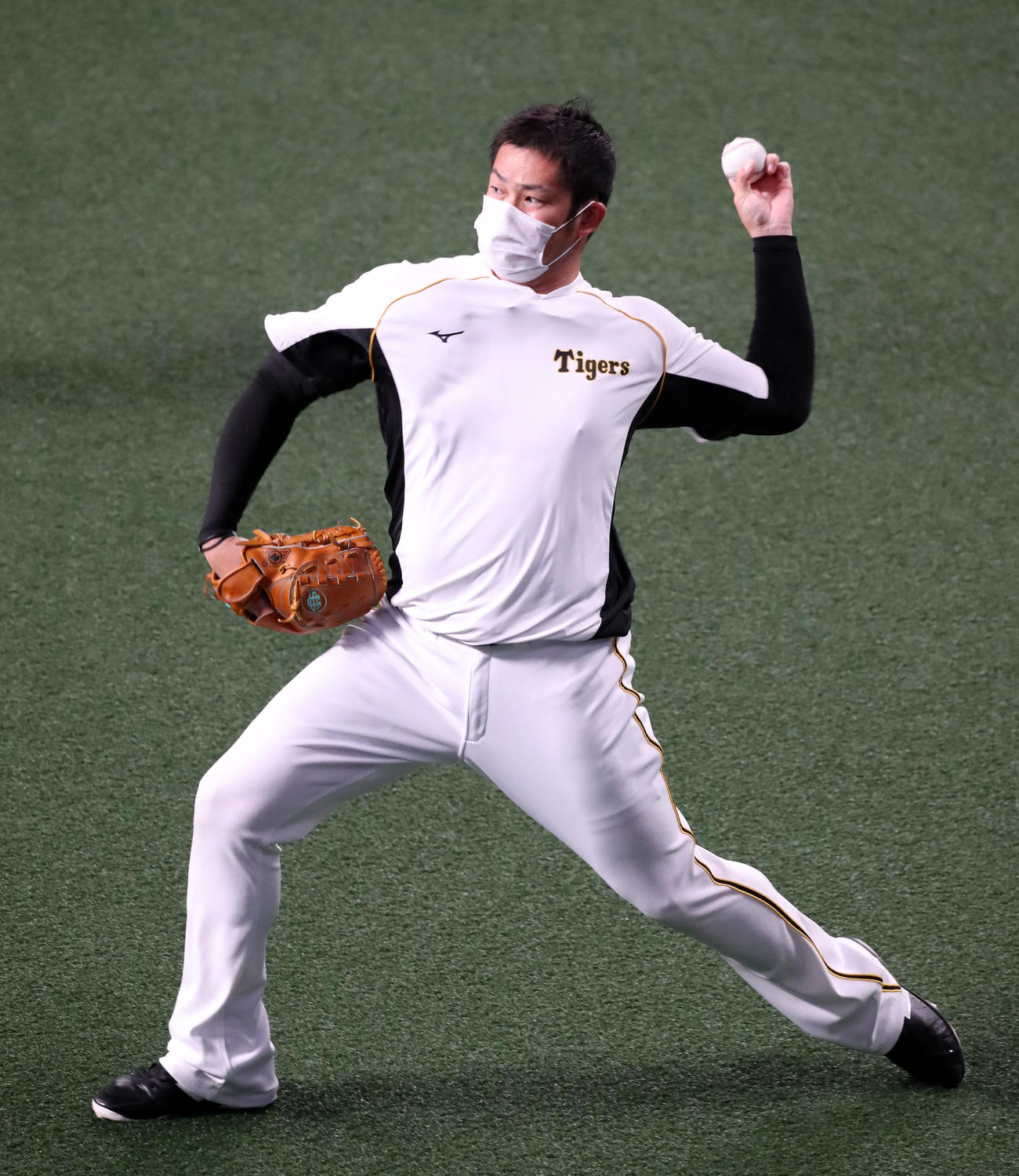 中日対阪神　練習でキャッチボールする岩田（撮影・加藤哉）