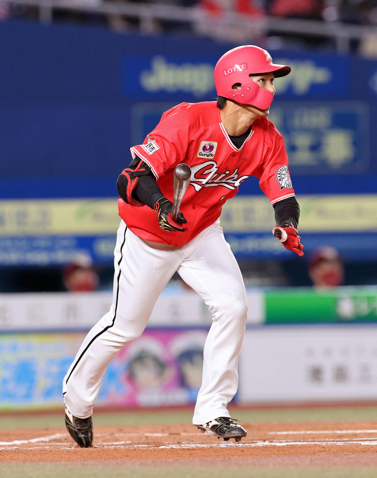 ロッテ対楽天　1回裏ロッテ無死、藤原は右越え本塁打を放つ（撮影・鈴木正人）