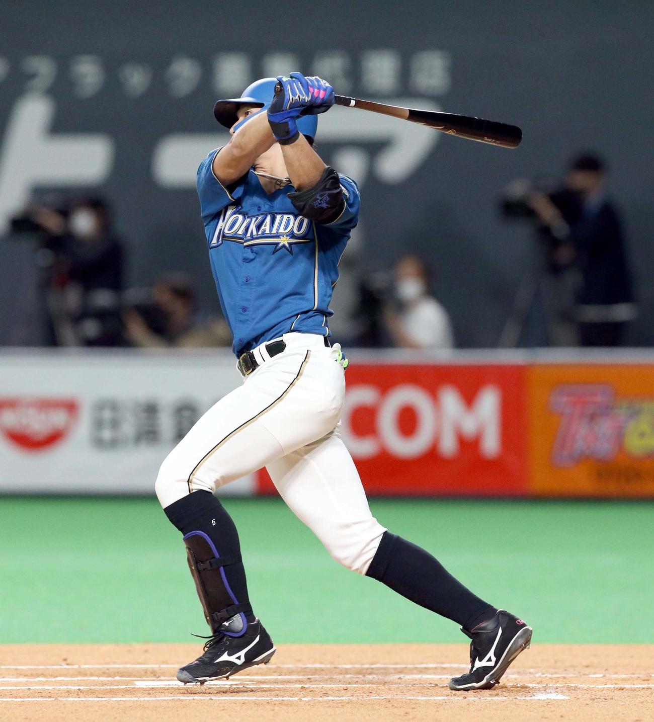 日本ハム対西武　1回裏日本ハム1死一塁、大田は先制となる左越え2点本塁打を放つ（撮影・佐藤翔太）