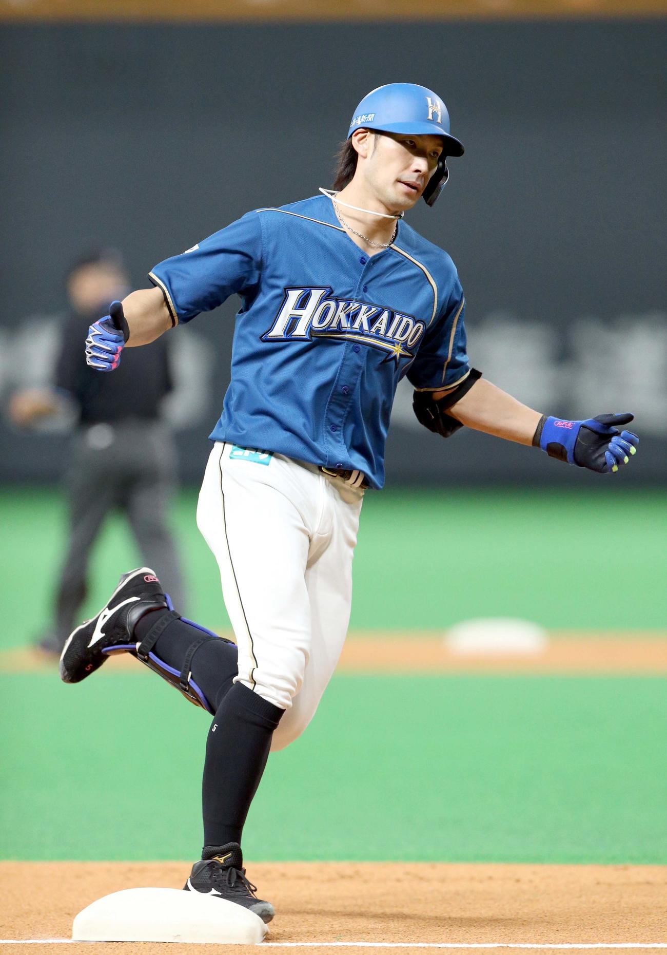 日本ハム対西武　1回裏日本ハム1死一塁、先制となる左越え2点本塁打を放ちポーズをとる大田（撮影・佐藤翔太）