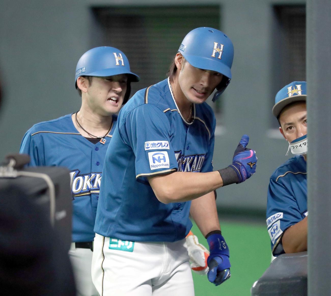 日本ハム対西武　1回裏日本ハム1死一塁、先制となる左越え2点本塁打を放ちカメラの前でポーズをとる大田（撮影・佐藤翔太）