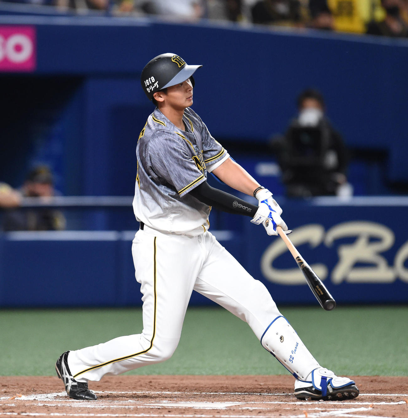 中日対阪神　2回表阪神2死一塁、三振に倒れる井上（撮影・森本幸一）