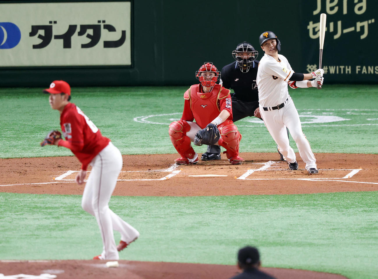 巨人対広島　1回裏巨人1死一塁、先制の適時二塁打を放つ坂本。投手遠藤（撮影・垰建太）