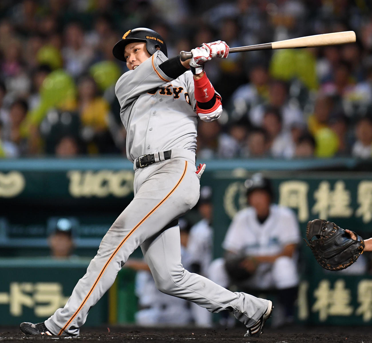 阪神対巨人　9回表巨人2死一、三塁、左前適時打を放つ坂本（2017年7月9日撮影）