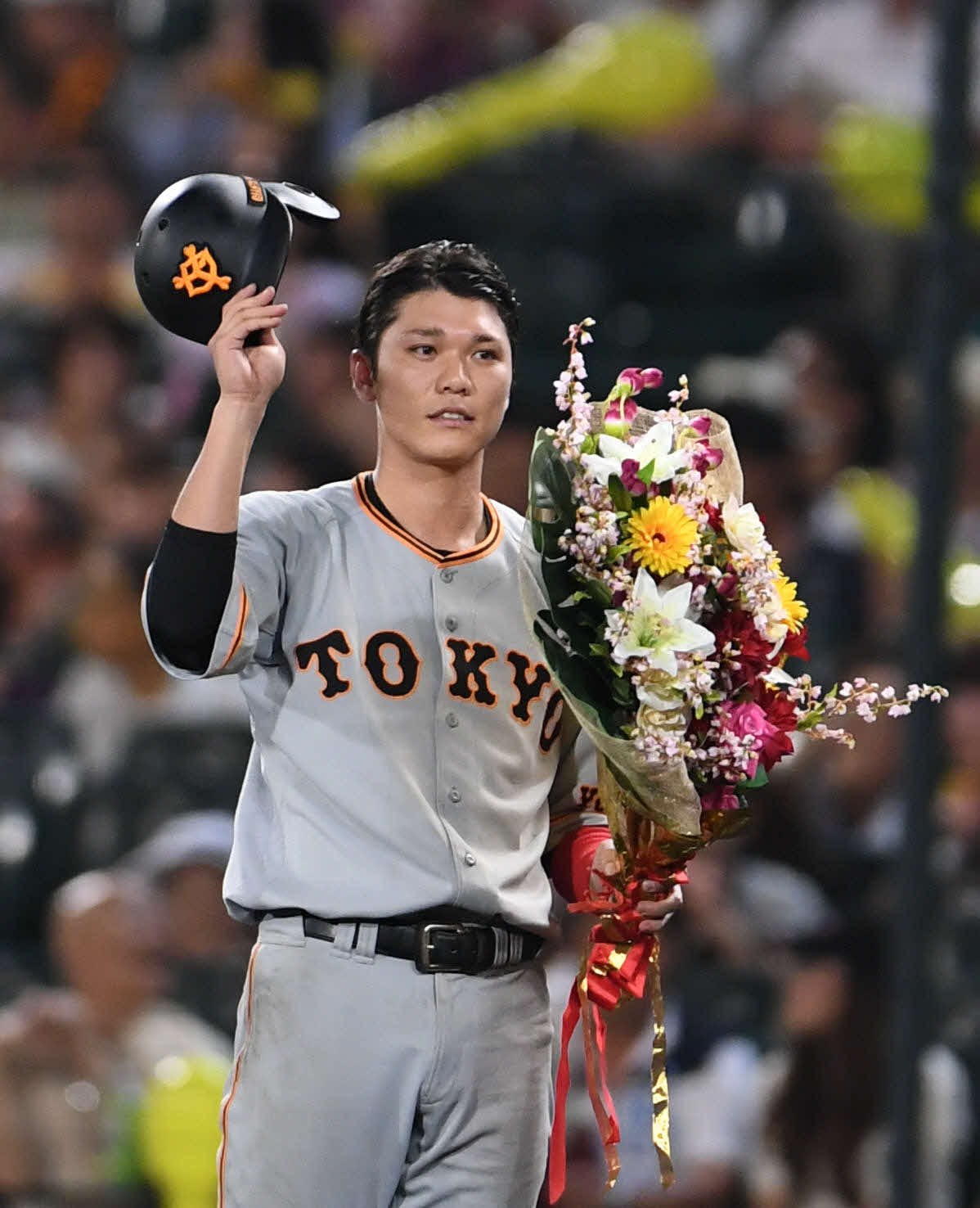 阪神対巨人　9回表巨人2死一、三塁、通算1500安打を達成し花束を受け取る坂本（2017年7月9日撮影）