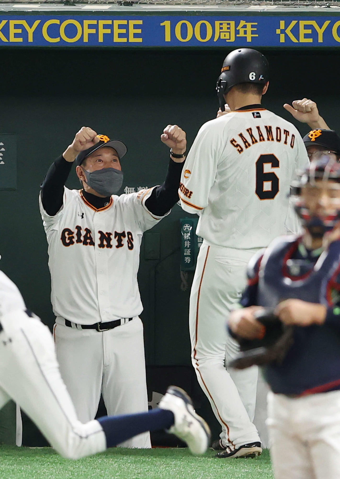 巨人対ヤクルト　1回裏巨人2死二塁、岡本の先制適時打で生還した坂本（右）を笑顔で迎える原監督（撮影・河野匠）