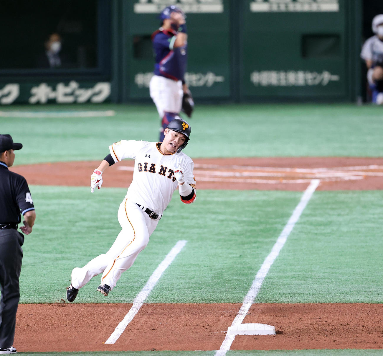 巨人対ヤクルト　1回裏巨人2死、左二塁打で2000安打達成した坂本（撮影・浅見桂子）