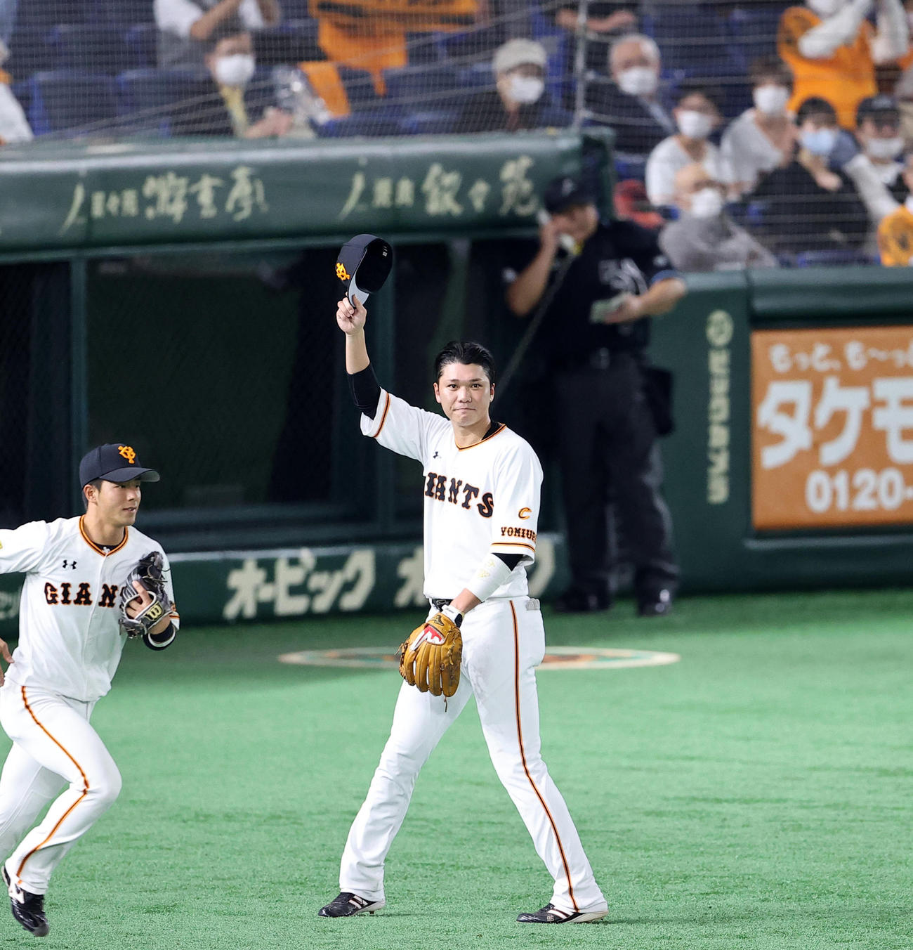 巨人対ヤクルト　7回表ヤクルト無死、一度は守備に就いた坂本だが、交代を告げられ、声援に帽子を振りベンチに戻る（撮影・浅見桂子）