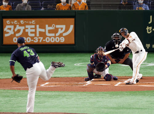 巨人対ヤクルト　1回裏巨人2死、通算2000安打となる二塁打を放つ坂本。投手スアレス（撮影・垰建太）