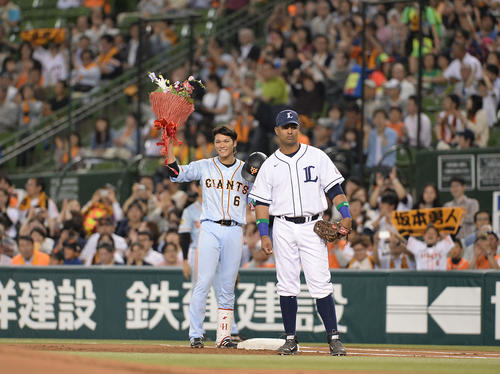西武対巨人　1回表巨人1死一塁、通算1000本安打を達成し、花束を手に祝福される坂本（左）（2014年5月20日撮影）