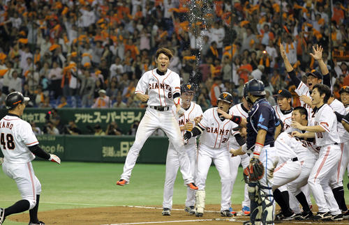 巨人対DeNA　10回裏巨人無死、矢野（左）がサヨナラ本塁打を放ち、水をまきながら大喜びで迎える坂本（左から2人目）ら巨人ナイン（2012年10月7日撮影）