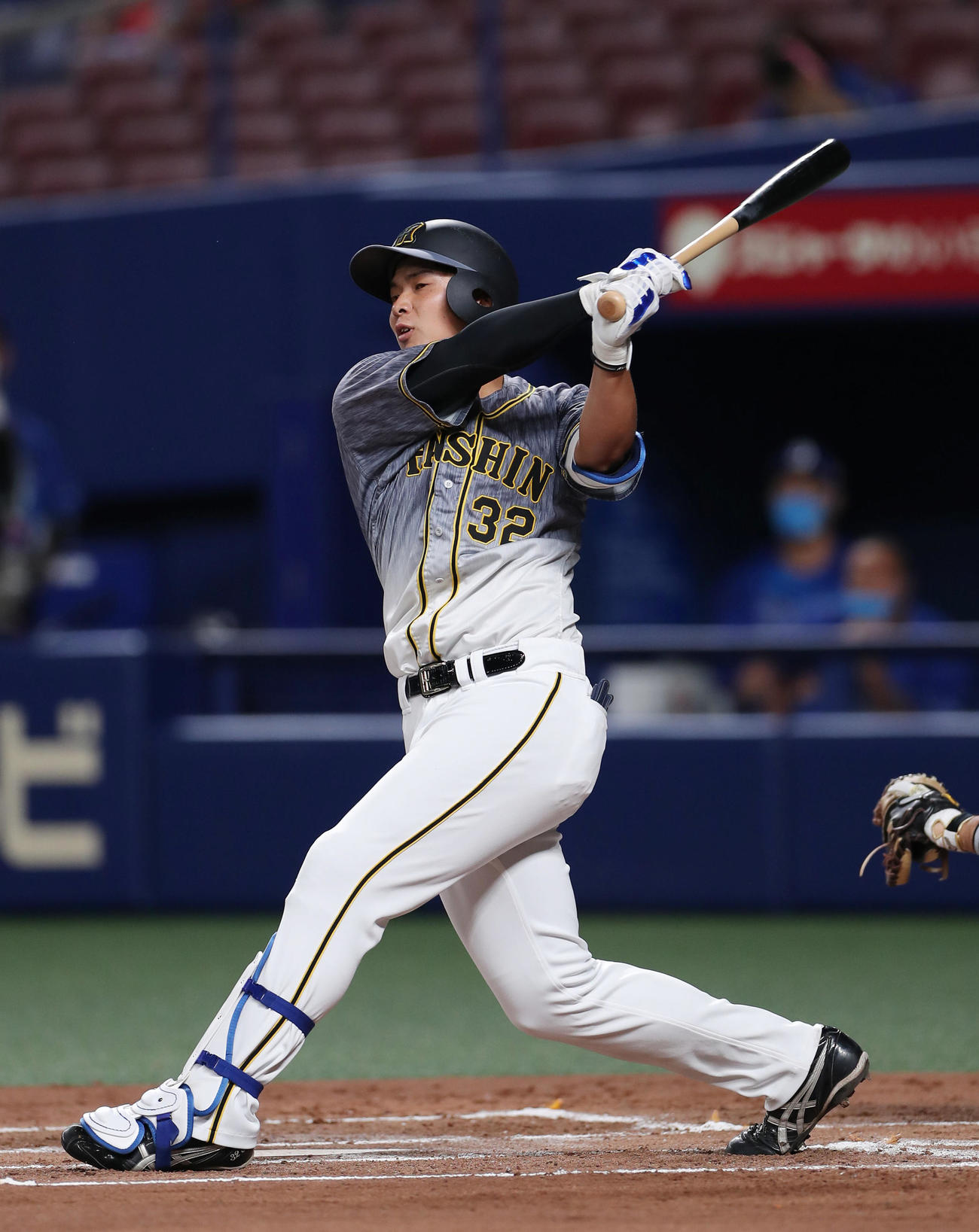 中日対阪神　2回表阪神2死一塁、空振り三振に倒れる井上（撮影・前田充）