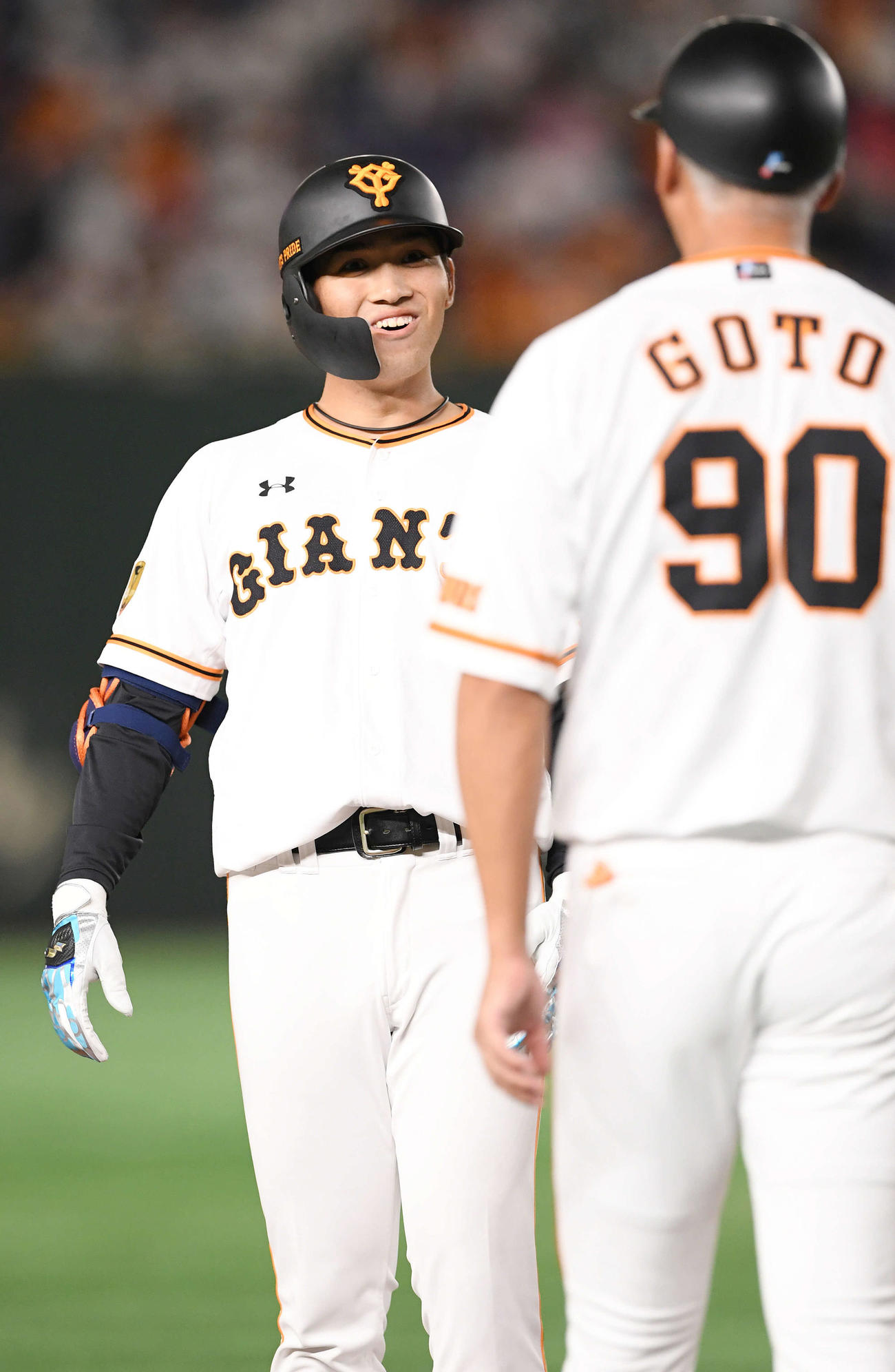 巨人対広島　2回裏巨人2死一塁、勝ち越しの適時三塁打を放ち笑顔の高橋（奥）（撮影・滝沢徹郎）