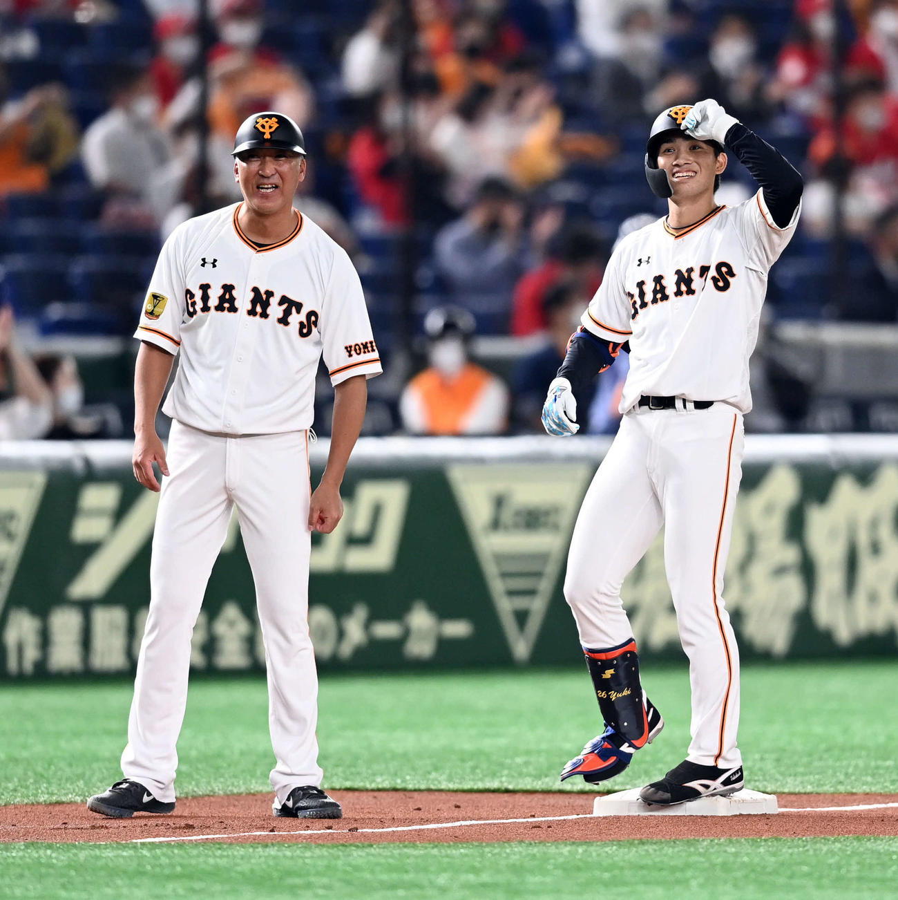 巨人対広島　2回裏巨人2死一塁、中越え適時三塁打ち笑顔を見せる高橋（撮影・たえ見朱実）