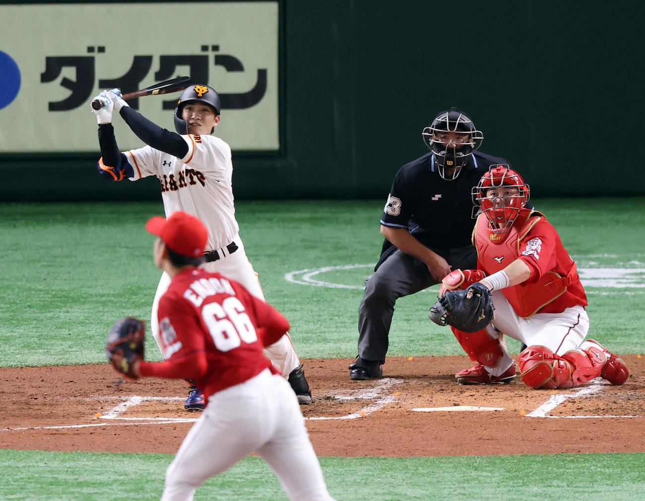 巨人対広島　2回裏巨人2死一塁、適時三塁打を放つ高橋。投手遠藤（撮影・垰建太）