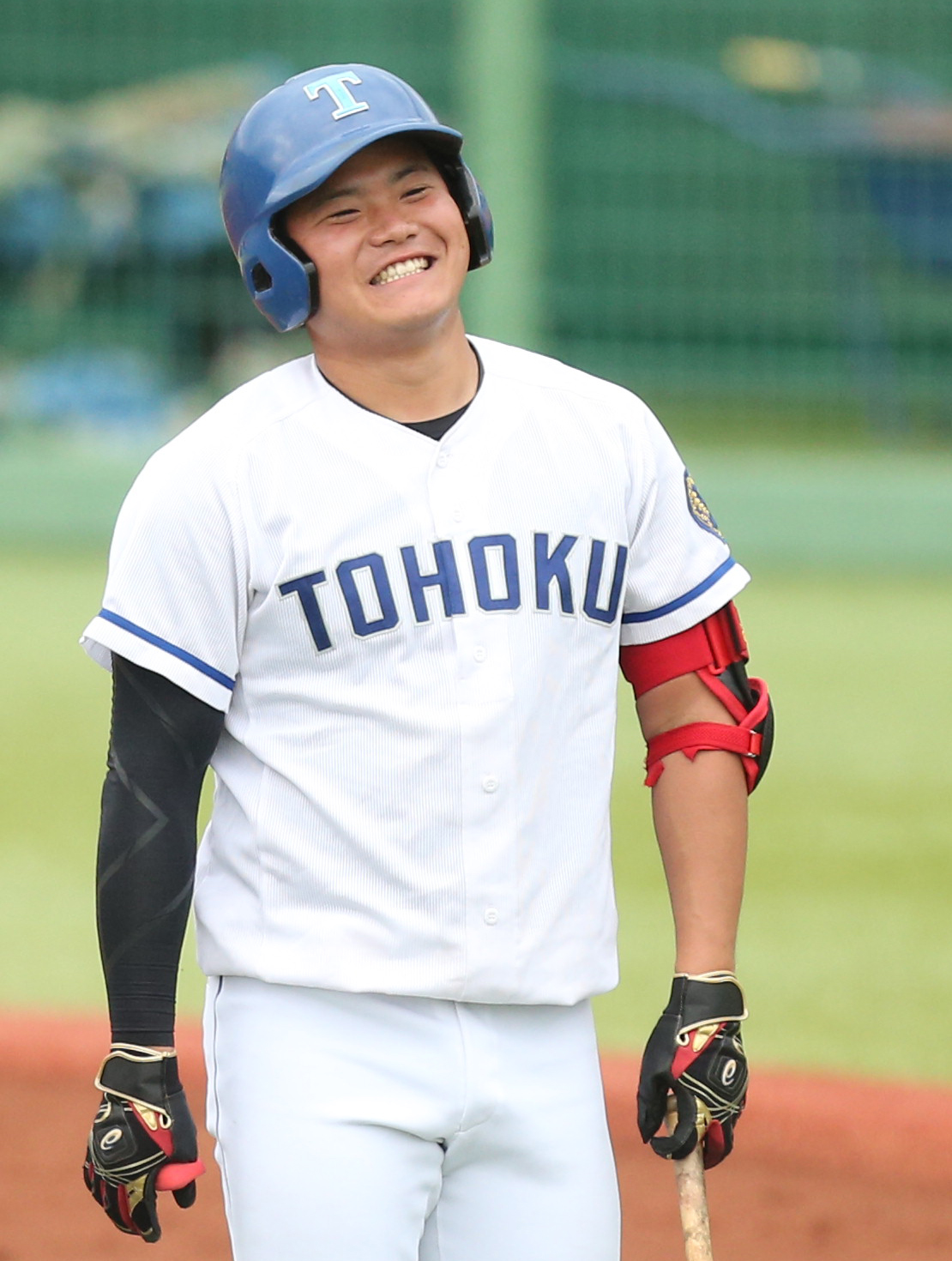 東北大対宮城教育大　9回表東北大2死一塁、打席中に二盗失敗でチェンジとなり苦笑いする東北大・桜井優（撮影・野上伸悟）