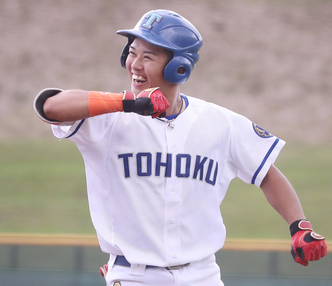 東北大対宮城教育大　5回表東北大1死一、二塁、右越え3点本塁打を放ち喜ぶ太田（撮影・野上伸悟）