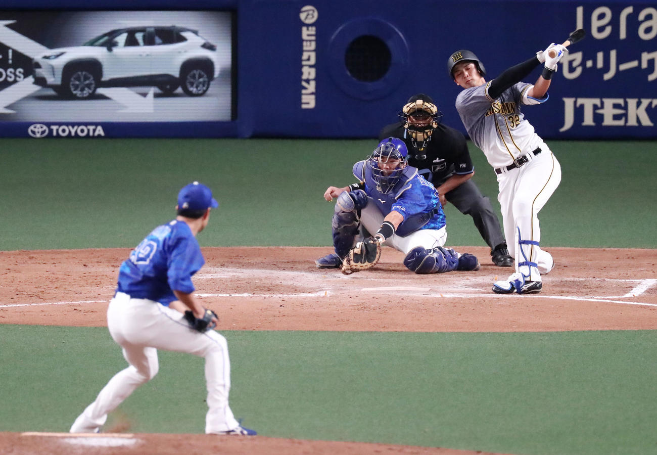 中日対阪神　8回表阪神無死、井上は空振り三振（撮影・加藤哉）
