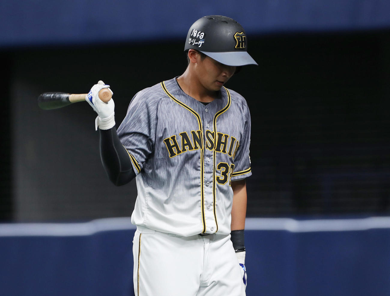 中日対阪神　8回表阪神無死、空振り三振に倒れ、うつむきながらベンチへ戻る井上（撮影・前田充）