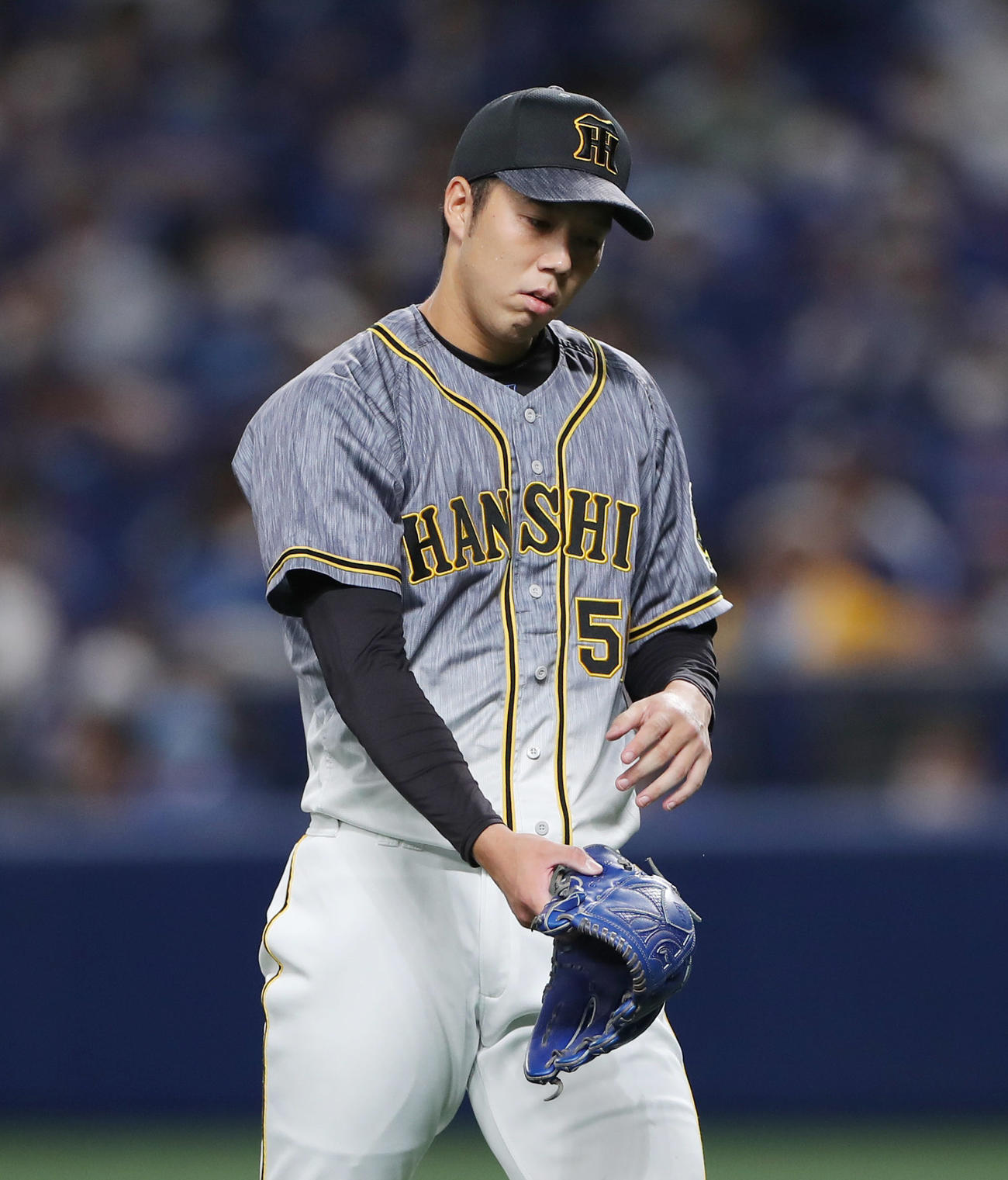 中日対阪神　7回裏を投げ終えベンチへ戻る青柳（撮影・前田充）