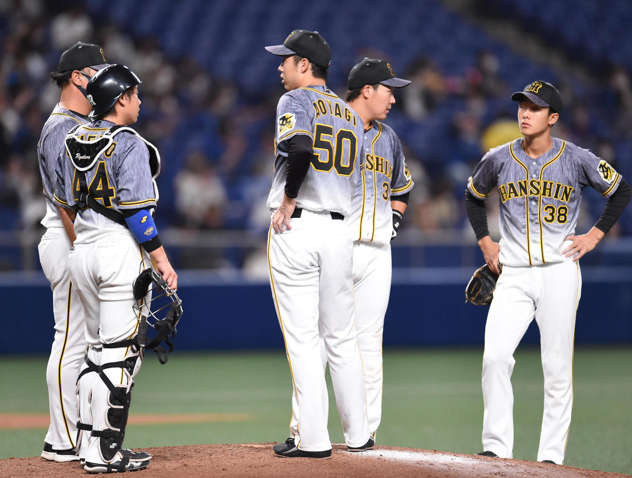 マウンドの青柳晃洋のもとに集まる福原忍投手コーチら阪神ナイン（撮影・森本幸一）